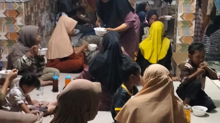 Caption : Suasana kebersamaan warga saat ngariung dan makan bakso bersama yang diikuti emak-emak, simpatisan, serta tim pemenangan Marjono (KJ) di Kampung Babakan Banten, Desa Sumberurip, Kecamatan Pebayuran, Kabupaten Bekasi. Caption : Suasana kebersamaan warga saat ngariung dan makan bakso bersama yang diikuti emak-emak, simpatisan, serta tim pemenangan Marjono (KJ) di Kampung Babakan Banten, Desa Sumberurip, Kecamatan Pebayuran, Kabupaten Bekasi.