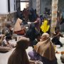 Caption : Suasana kebersamaan warga saat ngariung dan makan bakso bersama yang diikuti emak-emak, simpatisan, serta tim pemenangan Marjono (KJ) di Kampung Babakan Banten, Desa Sumberurip, Kecamatan Pebayuran, Kabupaten Bekasi.