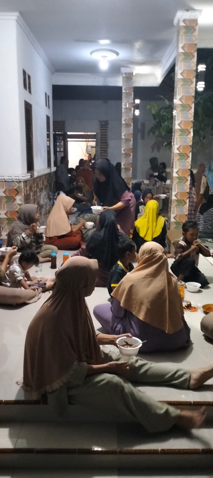Caption : Suasana kebersamaan warga saat ngariung dan makan bakso bersama yang diikuti emak-emak, simpatisan, serta tim pemenangan Marjono (KJ) di Kampung Babakan Banten, Desa Sumberurip, Kecamatan Pebayuran, Kabupaten Bekasi. Caption : Suasana kebersamaan warga saat ngariung dan makan bakso bersama yang diikuti emak-emak, simpatisan, serta tim pemenangan Marjono (KJ) di Kampung Babakan Banten, Desa Sumberurip, Kecamatan Pebayuran, Kabupaten Bekasi.
