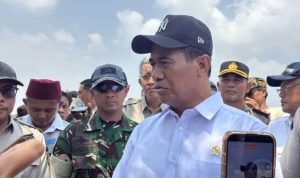 Caption : Menteri Pertanian sekaligus Kepala Badan Pangan Nasional (Bapanas) Amran Sulaiman saat melakukan inspeksi mendadak (sidak) ke area persawahan di Kecamatan Kutawaluya, Kabupaten Karawang, Senin (31/8/2026).