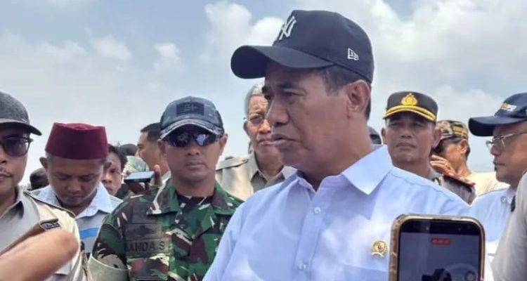 Caption : Menteri Pertanian sekaligus Kepala Badan Pangan Nasional (Bapanas) Amran Sulaiman saat melakukan inspeksi mendadak (sidak) ke area persawahan di Kecamatan Kutawaluya, Kabupaten Karawang, Senin (31/8/2026). Caption : Menteri Pertanian sekaligus Kepala Badan Pangan Nasional (Bapanas) Amran Sulaiman saat melakukan inspeksi mendadak (sidak) ke area persawahan di Kecamatan Kutawaluya, Kabupaten Karawang, Senin (31/8/2026).