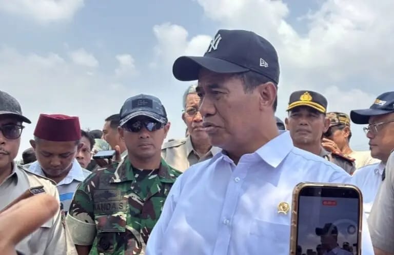Caption : Menteri Pertanian sekaligus Kepala Badan Pangan Nasional (Bapanas) Amran Sulaiman saat melakukan inspeksi mendadak (sidak) ke area persawahan di Kecamatan Kutawaluya, Kabupaten Karawang, Senin (31/8/2026).