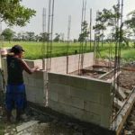 Caption: Pekerjaan pembangunan sarana toilet (jamban) di SMP Negeri 2 Jayakerta, Kabupaten Karawang, yang masih dalam tahap pengerjaan. Kondisi struktur bangunan di lokasi menjadi sorotan dan mendorong perlunya pengawasan serta pemeriksaan dari instansi terkait untuk memastikan pelaksanaan proyek sesuai spesifikasi teknis dan ketentuan yang berlaku. (Gunawan/Patriotjabar.com) Caption: Pekerjaan pembangunan sarana toilet (jamban) di SMP Negeri 2 Jayakerta, Kabupaten Karawang, yang masih dalam tahap pengerjaan. Kondisi struktur bangunan di lokasi menjadi sorotan dan mendorong perlunya pengawasan serta pemeriksaan dari instansi terkait untuk memastikan pelaksanaan proyek sesuai spesifikasi teknis dan ketentuan yang berlaku. (Gunawan/Patriotjabar.com)