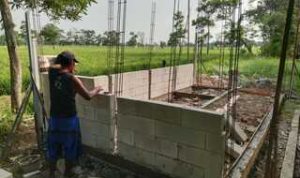 Caption: Pekerjaan pembangunan sarana toilet (jamban) di SMP Negeri 2 Jayakerta, Kabupaten Karawang, yang masih dalam tahap pengerjaan. Kondisi struktur bangunan di lokasi menjadi sorotan dan mendorong perlunya pengawasan serta pemeriksaan dari instansi terkait untuk memastikan pelaksanaan proyek sesuai spesifikasi teknis dan ketentuan yang berlaku. (Gunawan/Patriotjabar.com) Caption: Pekerjaan pembangunan sarana toilet (jamban) di SMP Negeri 2 Jayakerta, Kabupaten Karawang, yang masih dalam tahap pengerjaan. Kondisi struktur bangunan di lokasi menjadi sorotan dan mendorong perlunya pengawasan serta pemeriksaan dari instansi terkait untuk memastikan pelaksanaan proyek sesuai spesifikasi teknis dan ketentuan yang berlaku. (Gunawan/Patriotjabar.com)