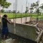 Caption: Pekerjaan pembangunan sarana toilet (jamban) di SMP Negeri 2 Jayakerta, Kabupaten Karawang, yang masih dalam tahap pengerjaan. Kondisi struktur bangunan di lokasi menjadi sorotan dan mendorong perlunya pengawasan serta pemeriksaan dari instansi terkait untuk memastikan pelaksanaan proyek sesuai spesifikasi teknis dan ketentuan yang berlaku. (Gunawan/Patriotjabar.com)