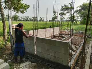 Caption: Pekerjaan pembangunan sarana toilet (jamban) di SMP Negeri 2 Jayakerta, Kabupaten Karawang, yang masih dalam tahap pengerjaan. Kondisi struktur bangunan di lokasi menjadi sorotan dan mendorong perlunya pengawasan serta pemeriksaan dari instansi terkait untuk memastikan pelaksanaan proyek sesuai spesifikasi teknis dan ketentuan yang berlaku. (Gunawan/Patriotjabar.com)