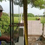 Caption: Pekerja tengah melakukan pekerjaan konstruksi pembangunan toilet SMPN 2 Jayakerta, Karawang. Terlihat pengukuran jarak pemasangan besi menggunakan meteran pada bagian struktur bangunan yang menjadi sorotan terkait dugaan ketidaksesuaian spesifikasi teknis. Caption: Pekerja tengah melakukan pekerjaan konstruksi pembangunan toilet SMPN 2 Jayakerta, Karawang. Terlihat pengukuran jarak pemasangan besi menggunakan meteran pada bagian struktur bangunan yang menjadi sorotan terkait dugaan ketidaksesuaian spesifikasi teknis.