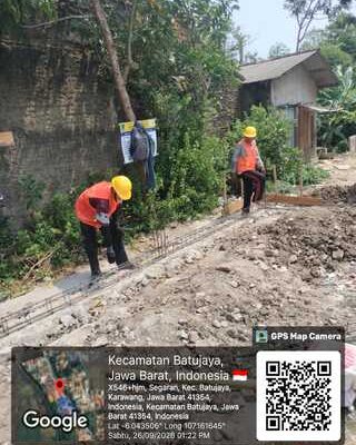 Caption: Tahapan pembangunan Ruang Kelas Baru (RKB) SDN Segarjaya 1, Kecamatan Batujaya, Kabupaten Karawang, terlihat pada proses pekerjaan struktur awal. Para pekerja tampak mengenakan alat pelindung diri (APD) saat melakukan pekerjaan pemasangan dan perakitan besi tulangan di lokasi proyek. Pembangunan RKB tersebut merupakan bagian dari Kegiatan Pengelolaan Pendidikan Sekolah Dasar yang bersumber dari APBD Kabupaten Karawang Tahun Anggaran 2026. Caption: Tahapan pembangunan Ruang Kelas Baru (RKB) SDN Segarjaya 1, Kecamatan Batujaya, Kabupaten Karawang, terlihat pada proses pekerjaan struktur awal. Para pekerja tampak mengenakan alat pelindung diri (APD) saat melakukan pekerjaan pemasangan dan perakitan besi tulangan di lokasi proyek. Pembangunan RKB tersebut merupakan bagian dari Kegiatan Pengelolaan Pendidikan Sekolah Dasar yang bersumber dari APBD Kabupaten Karawang Tahun Anggaran 2026.