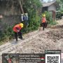 Caption: Tahapan pembangunan Ruang Kelas Baru (RKB) SDN Segarjaya 1, Kecamatan Batujaya, Kabupaten Karawang, terlihat pada proses pekerjaan struktur awal. Para pekerja tampak mengenakan alat pelindung diri (APD) saat melakukan pekerjaan pemasangan dan perakitan besi tulangan di lokasi proyek. Pembangunan RKB tersebut merupakan bagian dari Kegiatan Pengelolaan Pendidikan Sekolah Dasar yang bersumber dari APBD Kabupaten Karawang Tahun Anggaran 2026.