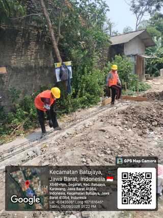 Caption: Tahapan pembangunan Ruang Kelas Baru (RKB) SDN Segarjaya 1, Kecamatan Batujaya, Kabupaten Karawang, terlihat pada proses pekerjaan struktur awal. Para pekerja tampak mengenakan alat pelindung diri (APD) saat melakukan pekerjaan pemasangan dan perakitan besi tulangan di lokasi proyek. Pembangunan RKB tersebut merupakan bagian dari Kegiatan Pengelolaan Pendidikan Sekolah Dasar yang bersumber dari APBD Kabupaten Karawang Tahun Anggaran 2026.