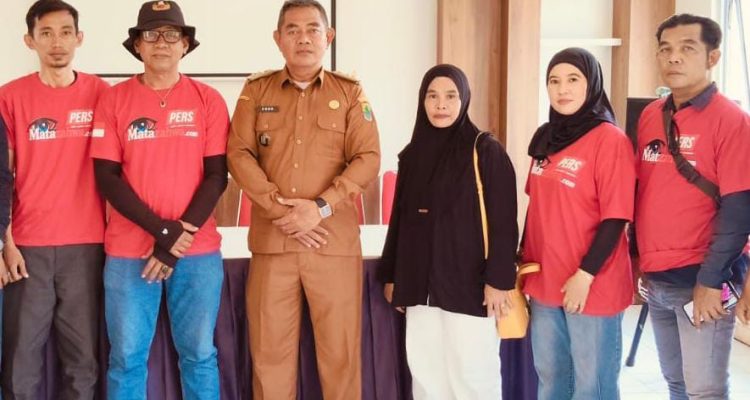 Caption : Jajaran Redaksi Matazahwa.com bersama Kepala Kelurahan Mekarjati usai melakukan kunjungan silaturahmi dalam rangka mempererat komunikasi dan memperkuat sinergitas antara media massa dan Pemerintah Kelurahan Mekarjati, Kecamatan Karawang Barat, Kabupaten Karawang, Selasa (1/9/2026).