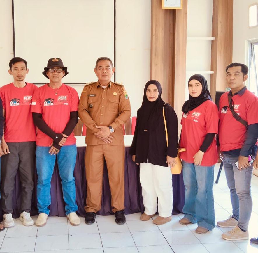 Caption : Jajaran Redaksi Matazahwa.com bersama Kepala Kelurahan Mekarjati usai melakukan kunjungan silaturahmi dalam rangka mempererat komunikasi dan memperkuat sinergitas antara media massa dan Pemerintah Kelurahan Mekarjati, Kecamatan Karawang Barat, Kabupaten Karawang, Selasa (1/9/2026).