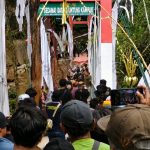 Caption : Suasana warga dan rombongan pejabat saat melintasi Jembatan Gantung Pongpet atau Jembatan Merah Putih di Desa Margacinta, Kecamatan Cijulang, Kabupaten Pangandaran, yang mengalami gangguan saat acara peresmian, Minggu (30/8/2026).