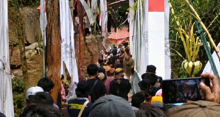 Caption : Suasana warga dan rombongan pejabat saat melintasi Jembatan Gantung Pongpet atau Jembatan Merah Putih di Desa Margacinta, Kecamatan Cijulang, Kabupaten Pangandaran, yang mengalami gangguan saat acara peresmian, Minggu (30/8/2026).