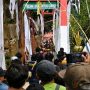 Caption : Suasana warga dan rombongan pejabat saat melintasi Jembatan Gantung Pongpet atau Jembatan Merah Putih di Desa Margacinta, Kecamatan Cijulang, Kabupaten Pangandaran, yang mengalami gangguan saat acara peresmian, Minggu (30/8/2026).