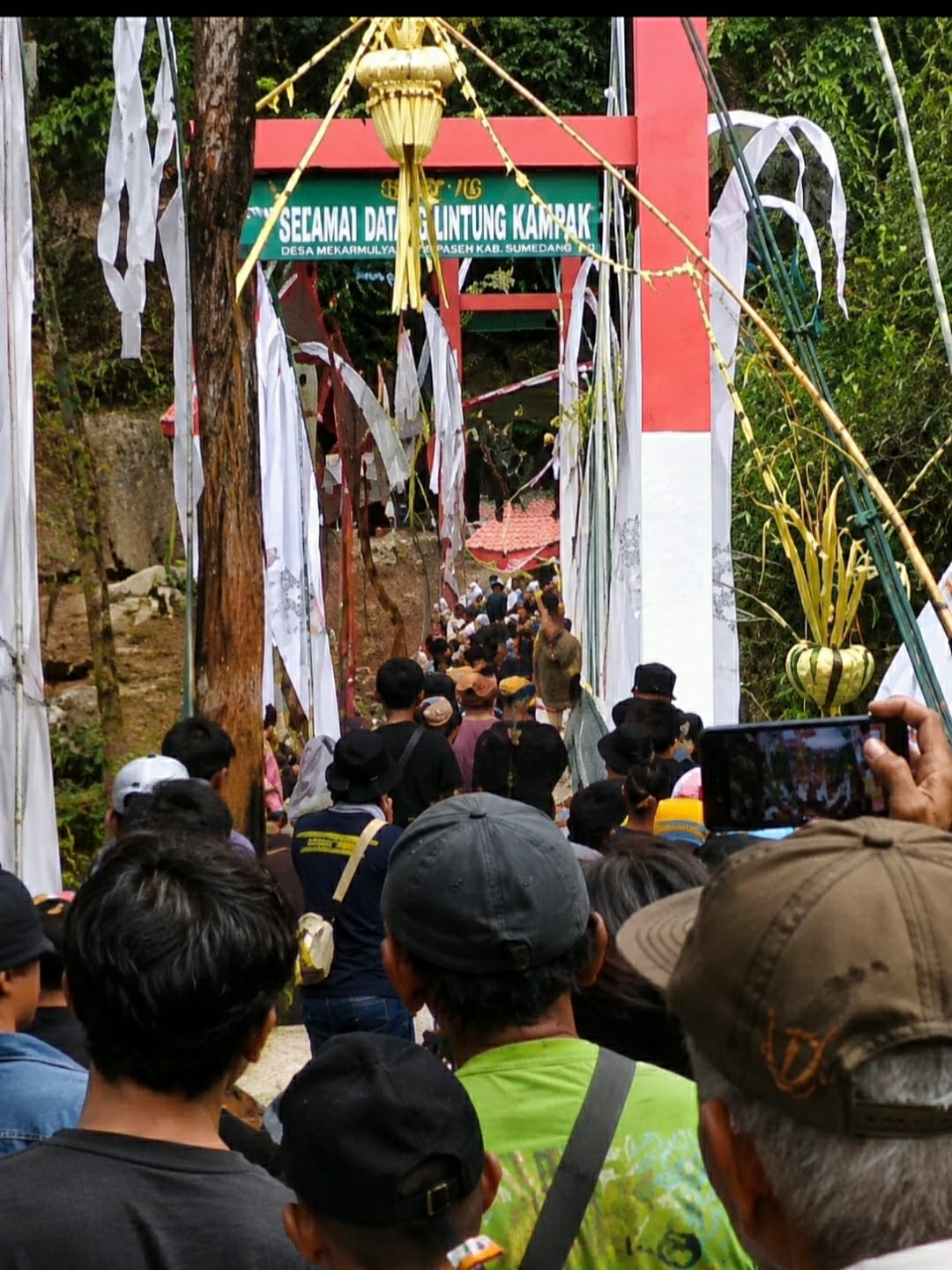 Caption : Suasana warga dan rombongan pejabat saat melintasi Jembatan Gantung Pongpet atau Jembatan Merah Putih di Desa Margacinta, Kecamatan Cijulang, Kabupaten Pangandaran, yang mengalami gangguan saat acara peresmian, Minggu (30/8/2026).