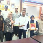 Caption : Mista yang akrab disapa Are saat resmi mendaftarkan diri sebagai calon Kepala Desa Dukuhkarya, Kecamatan Rengasdengklok, Kabupaten Karawang. Proses pendaftaran tersebut turut diiringi sejumlah pendukung dan mendapat sambutan hangat dari masyarakat.