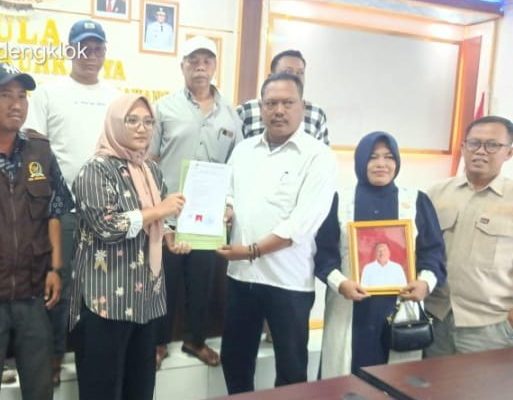 Caption : Mista yang akrab disapa Are saat resmi mendaftarkan diri sebagai calon Kepala Desa Dukuhkarya, Kecamatan Rengasdengklok, Kabupaten Karawang. Proses pendaftaran tersebut turut diiringi sejumlah pendukung dan mendapat sambutan hangat dari masyarakat.