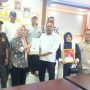Caption : Mista yang akrab disapa Are saat resmi mendaftarkan diri sebagai calon Kepala Desa Dukuhkarya, Kecamatan Rengasdengklok, Kabupaten Karawang. Proses pendaftaran tersebut turut diiringi sejumlah pendukung dan mendapat sambutan hangat dari masyarakat.
