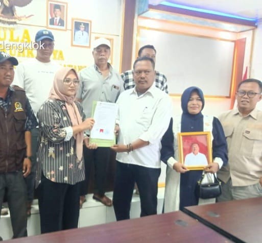 Caption : Mista yang akrab disapa Are saat resmi mendaftarkan diri sebagai calon Kepala Desa Dukuhkarya, Kecamatan Rengasdengklok, Kabupaten Karawang. Proses pendaftaran tersebut turut diiringi sejumlah pendukung dan mendapat sambutan hangat dari masyarakat.