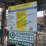 Caption : Papan informasi proyek rehabilitasi ruang kelas SMPN 1 Rawamerta, Kabupaten Karawang, yang mencantumkan nilai kontrak sebesar Rp544,799 juta dan pelaksana CV Perkasa Utama Abadi. Proyek tersebut menjadi sorotan terkait dugaan ketidaksesuaian spesifikasi material serta penerapan keselamatan dan kesehatan kerja (K3) di lapangan. Caption : Papan informasi proyek rehabilitasi ruang kelas SMPN 1 Rawamerta, Kabupaten Karawang, yang mencantumkan nilai kontrak sebesar Rp544,799 juta dan pelaksana CV Perkasa Utama Abadi. Proyek tersebut menjadi sorotan terkait dugaan ketidaksesuaian spesifikasi material serta penerapan keselamatan dan kesehatan kerja (K3) di lapangan.