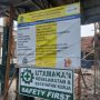 Caption : Papan informasi proyek rehabilitasi ruang kelas SMPN 1 Rawamerta, Kabupaten Karawang, yang mencantumkan nilai kontrak sebesar Rp544,799 juta dan pelaksana CV Perkasa Utama Abadi. Proyek tersebut menjadi sorotan terkait dugaan ketidaksesuaian spesifikasi material serta penerapan keselamatan dan kesehatan kerja (K3) di lapangan.