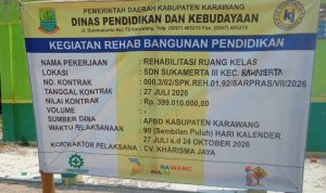 Caption : Papan informasi proyek rehabilitasi ruang kelas SDN Sukamerta III, Kecamatan Rawamerta, Kabupaten Karawang. Proyek bersumber dari APBD Kabupaten Karawang Tahun Anggaran 2026 dengan nilai kontrak Rp399,01 juta dan dilaksanakan oleh CV Kharisma Jaya. (Foto: Patriotjabar.com)