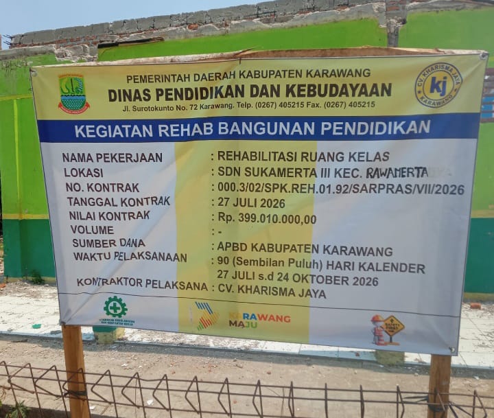 Caption : Papan informasi proyek rehabilitasi ruang kelas SDN Sukamerta III, Kecamatan Rawamerta, Kabupaten Karawang. Proyek bersumber dari APBD Kabupaten Karawang Tahun Anggaran 2026 dengan nilai kontrak Rp399,01 juta dan dilaksanakan oleh CV Kharisma Jaya. (Foto: Patriotjabar.com)