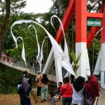 Caption: Jembatan Gantung Pongpet di Dusun Margajaya, Desa Margacinta, Kecamatan Cijulang, Kabupaten Pangandaran, tampak dipadati warga saat prosesi peresmian. Jembatan tersebut kemudian mengalami perubahan posisi dan kemiringan setelah banyak orang melintas secara bersamaan. Caption: Jembatan Gantung Pongpet di Dusun Margajaya, Desa Margacinta, Kecamatan Cijulang, Kabupaten Pangandaran, tampak dipadati warga saat prosesi peresmian. Jembatan tersebut kemudian mengalami perubahan posisi dan kemiringan setelah banyak orang melintas secara bersamaan.