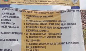 Caption : Papan informasi proyek rehabilitasi ruang kelas SDN Medangasem III, Kecamatan Jayakerta, Kabupaten Karawang. Proyek bersumber dari APBD Kabupaten Karawang Tahun Anggaran 2026 dengan nilai pekerjaan Rp322,46 juta dan dilaksanakan oleh CV AR PUTRA.