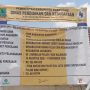 Caption : Papan informasi proyek rehabilitasi ruang kelas SDN Medangasem III, Kecamatan Jayakerta, Kabupaten Karawang. Proyek bersumber dari APBD Kabupaten Karawang Tahun Anggaran 2026 dengan nilai pekerjaan Rp322,46 juta dan dilaksanakan oleh CV AR PUTRA.