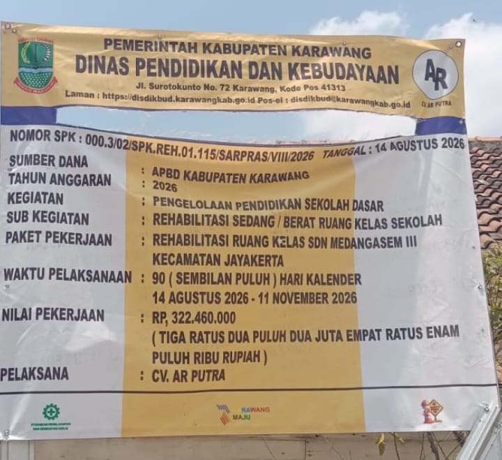 Caption : Papan informasi proyek rehabilitasi ruang kelas SDN Medangasem III, Kecamatan Jayakerta, Kabupaten Karawang. Proyek bersumber dari APBD Kabupaten Karawang Tahun Anggaran 2026 dengan nilai pekerjaan Rp322,46 juta dan dilaksanakan oleh CV AR PUTRA.