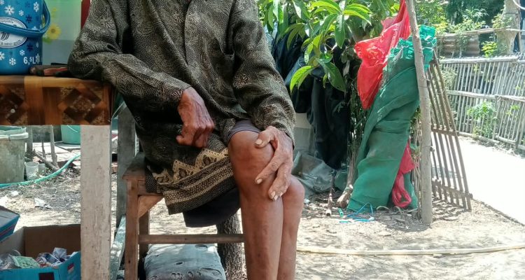 Caption: Penerima program Rutilahu, Wasim, saat memberikan keterangan terkait pelaksanaan pembangunan rumah di Dusun Sukasari RT 05 RW 03, Desa Cibadak, Kecamatan Rawamerta. Foto: Dokumentasi. Caption: Penerima program Rutilahu, Wasim, saat memberikan keterangan terkait pelaksanaan pembangunan rumah di Dusun Sukasari RT 05 RW 03, Desa Cibadak, Kecamatan Rawamerta. Foto: Dokumentasi.