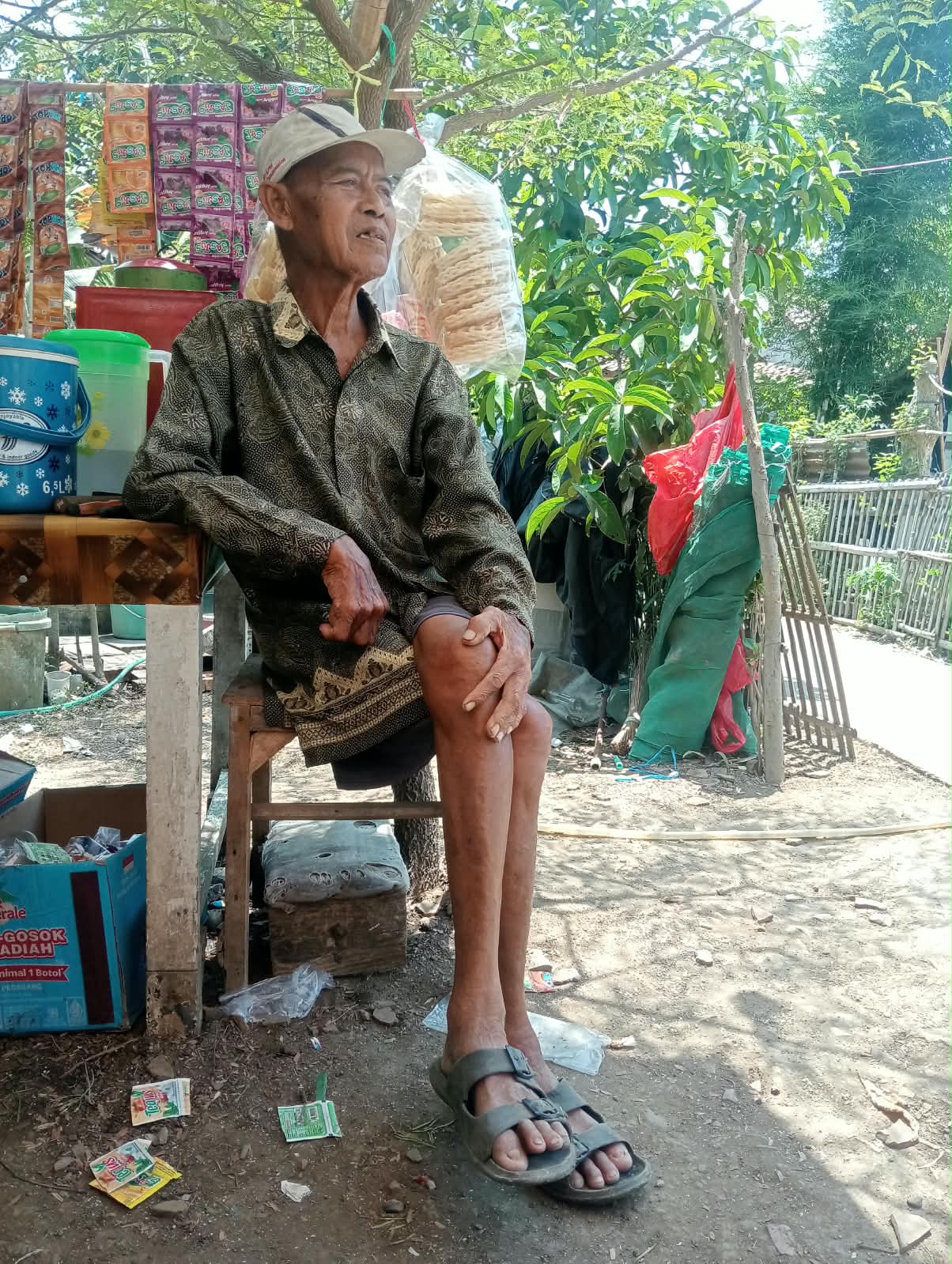 Caption: Penerima program Rutilahu, Wasim, saat memberikan keterangan terkait pelaksanaan pembangunan rumah di Dusun Sukasari RT 05 RW 03, Desa Cibadak, Kecamatan Rawamerta. Foto: Dokumentasi.