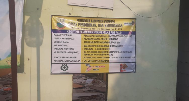 Caption: Papan informasi proyek rehabilitasi ruang kelas Pos PAUD Djaulhaq di Desa Kedungjeruk, Kecamatan Cibuaya, Kabupaten Karawang, yang mencantumkan nilai pekerjaan Rp141,9 juta bersumber dari APBD Kabupaten Karawang Tahun Anggaran 2026 dengan pelaksana CV. Cipta Raya Mandiri.
