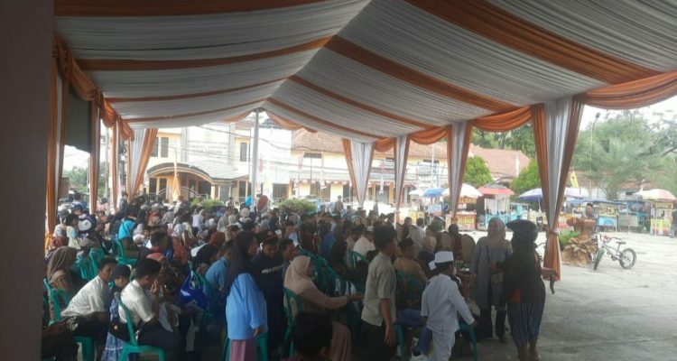 Caption : Suasana kegiatan sunatan massal gratis di Alun-Alun Desa Sindang, Kecamatan Lebakwangi, Kabupaten Kuningan, Sabtu (12/9/2026). Puluhan peserta bersama keluarga tampak mengikuti rangkaian kegiatan sosial dalam rangka memperingati HUT Kabupaten Kuningan ke-528.