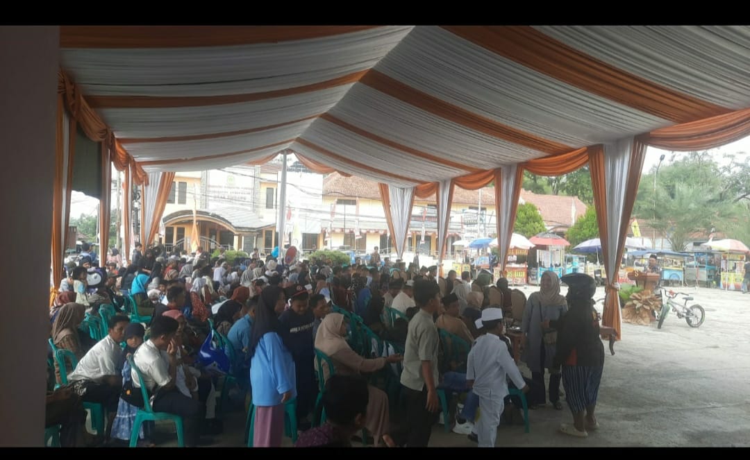 Caption : Suasana kegiatan sunatan massal gratis di Alun-Alun Desa Sindang, Kecamatan Lebakwangi, Kabupaten Kuningan, Sabtu (12/9/2026). Puluhan peserta bersama keluarga tampak mengikuti rangkaian kegiatan sosial dalam rangka memperingati HUT Kabupaten Kuningan ke-528.