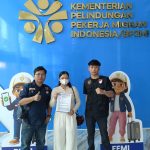 Caption: Advokasi Pekerja Migran Indonesia Kedan Prabo 08 mendampingi PMI asal Karawang berinisial SD saat melaporkan dugaan permasalahan yang dialaminya selama bekerja di Singapura kepada Kementerian Perlindungan Pekerja Migran Indonesia (KP2MI), Kamis (17/9/2026). Dalam kesempatan tersebut, SD didampingi tim Kedan Prabo 08 untuk menyampaikan pengaduan dan meminta perlindungan serta penanganan atas dugaan perlakuan tidak layak selama berada di negara penempatan.