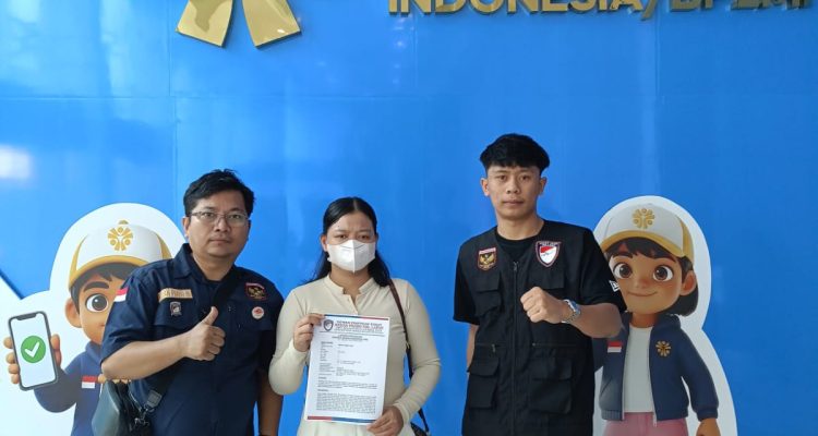 Caption: Advokasi Pekerja Migran Indonesia Kedan Prabo 08 mendampingi PMI asal Karawang berinisial SD saat melaporkan dugaan permasalahan yang dialaminya selama bekerja di Singapura kepada Kementerian Perlindungan Pekerja Migran Indonesia (KP2MI), Kamis (17/9/2026). Dalam kesempatan tersebut, SD didampingi tim Kedan Prabo 08 untuk menyampaikan pengaduan dan meminta perlindungan serta penanganan atas dugaan perlakuan tidak layak selama berada di negara penempatan.