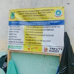 Caption: Papan informasi proyek pembangunan MCK Dusun Banir, Desa Purwajaya, Kecamatan Tempuran, Kabupaten Karawang, dengan nilai kontrak Rp179,919 juta yang bersumber dari APBD Kabupaten Karawang Tahun Anggaran 2026 dan dikerjakan CV.Cakra Buana Utama.