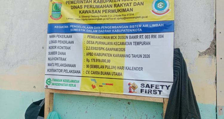 Caption: Papan informasi proyek pembangunan MCK Dusun Banir, Desa Purwajaya, Kecamatan Tempuran, Kabupaten Karawang, dengan nilai kontrak Rp179,919 juta yang bersumber dari APBD Kabupaten Karawang Tahun Anggaran 2026 dan dikerjakan CV.Cakra Buana Utama.