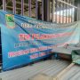 Caption: Spanduk program ketahanan pangan berupa budidaya burung puyuh dan jangkrik yang bersumber dari Dana Desa Tahap II Tahun Anggaran 2025 di Desa Pegadungan, Kecamatan Tempuran, Kabupaten Karawang. Kondisi program tersebut kini menjadi sorotan setelah aktivitas peternakan diduga berhenti.