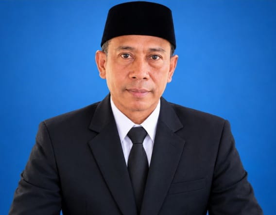 Caption: Marjono, calon Kepala Desa nomor urut 4, ditetapkan sebagai pemenang Pilkades Sumberurip, Kecamatan Pebayuran, Kabupaten Bekasi, setelah meraih 1.695 suara pada pemungutan suara Minggu (20/09/2026). Marjono unggul 308 suara dari calon nomor urut 1, Ajang Silan, dan akan memimpin Desa Sumberurip untuk periode 2026–2034.
