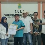 Caption: Calon petahana Kepala Desa Sindangkarya, Dini Novi Andriyani, saat menyerahkan berkas pendaftaran dalam tahapan Pilkades Sindangkarya 2026, didampingi sejumlah pihak di Aula Pemerintah Desa Sindangkarya, Kecamatan Kutawaluya, Kabupaten Karawang. (Foto: Istimewa) Caption: Calon petahana Kepala Desa Sindangkarya, Dini Novi Andriyani, saat menyerahkan berkas pendaftaran dalam tahapan Pilkades Sindangkarya 2026, didampingi sejumlah pihak di Aula Pemerintah Desa Sindangkarya, Kecamatan Kutawaluya, Kabupaten Karawang. (Foto: Istimewa)