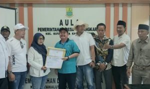 Caption: Calon petahana Kepala Desa Sindangkarya, Dini Novi Andriyani, saat menyerahkan berkas pendaftaran dalam tahapan Pilkades Sindangkarya 2026, didampingi sejumlah pihak di Aula Pemerintah Desa Sindangkarya, Kecamatan Kutawaluya, Kabupaten Karawang. (Foto: Istimewa) Caption: Calon petahana Kepala Desa Sindangkarya, Dini Novi Andriyani, saat menyerahkan berkas pendaftaran dalam tahapan Pilkades Sindangkarya 2026, didampingi sejumlah pihak di Aula Pemerintah Desa Sindangkarya, Kecamatan Kutawaluya, Kabupaten Karawang. (Foto: Istimewa)