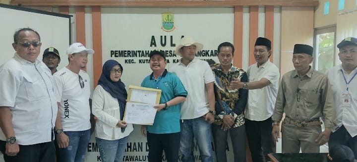 Caption: Calon petahana Kepala Desa Sindangkarya, Dini Novi Andriyani, saat menyerahkan berkas pendaftaran dalam tahapan Pilkades Sindangkarya 2026, didampingi sejumlah pihak di Aula Pemerintah Desa Sindangkarya, Kecamatan Kutawaluya, Kabupaten Karawang. (Foto: Istimewa)