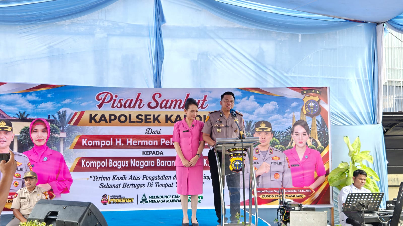 Caption: Pisah sambut Kapolsek Kandis berlangsung dalam suasana penuh keakraban. Kapolsek Kandis yang baru, Kompol Bagus Nagara Baranacita, S.I.K., bersama jajaran dan tamu undangan dalam kegiatan serah terima estafet kepemimpinan di Polsek Kandis, Kabupaten Siak. Caption: Pisah sambut Kapolsek Kandis berlangsung dalam suasana penuh keakraban. Kapolsek Kandis yang baru, Kompol Bagus Nagara Baranacita, S.I.K., bersama jajaran dan tamu undangan dalam kegiatan serah terima estafet kepemimpinan di Polsek Kandis, Kabupaten Siak.