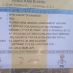 Caption: Papan informasi proyek pembangunan drainase lingkungan di Kampung Nagasari RT 009/RW 006, Desa Karangsari, Kecamatan Purwasari, Kabupaten Karawang. Proyek bersumber dari APBD Kabupaten Karawang Tahun Anggaran 2026 dengan nilai kontrak Rp189.238.000, panjang pekerjaan 371 meter dan tinggi 0,70 meter. Pelaksanaan dikerjakan CV. Curug Indah Jaya Diduga Proyek Drainase Karangsari Rp189 Juta Disorot, Pekerjaan Diduga Tak Sesuai Teknis