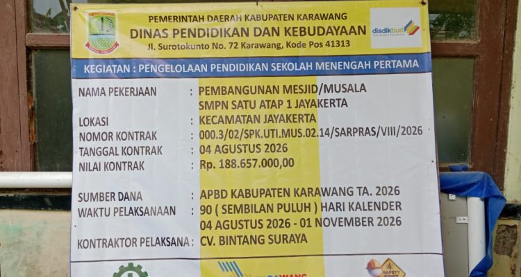 Caption: Papan informasi proyek pembangunan Masjid/Musala SMPN Satu Atap 1 Jayakerta, Kabupaten Karawang. Proyek bersumber dari APBD Kabupaten Karawang TA 2026 dengan nilai kontrak Rp188.657.000, dikerjakan CV Bintang Suraya selama 90 hari kalender, terhitung 4 Agustus hingga 1 November 2026.