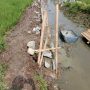 Caption: Kondisi pekerjaan pembangunan turap saluran air di Dusun Cigoong, Desa Lemahkarya, Kecamatan Tempuran, Kabupaten Karawang, yang menjadi sorotan terkait transparansi informasi proyek dan penerapan standar keselamatan kerja dalam program OPLAH. (Foto: Tim PatriotJabar)
